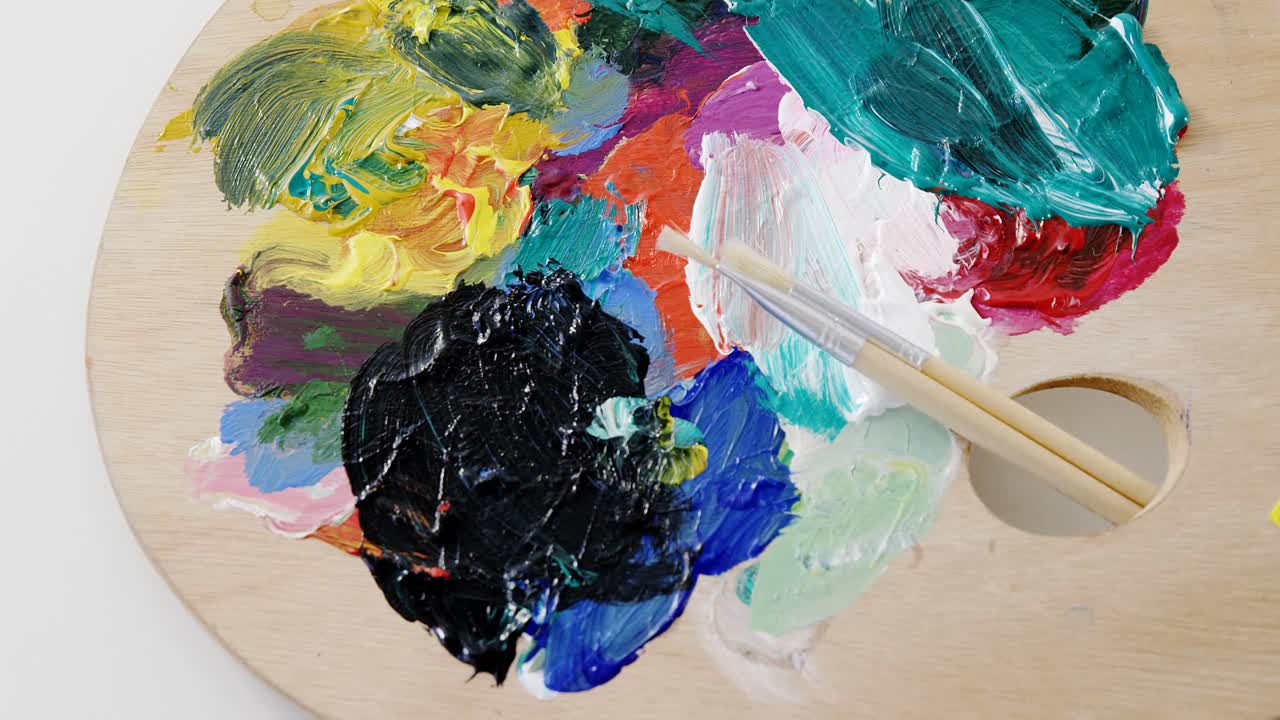 나무 팔레트 에 있는 수채화 페인트