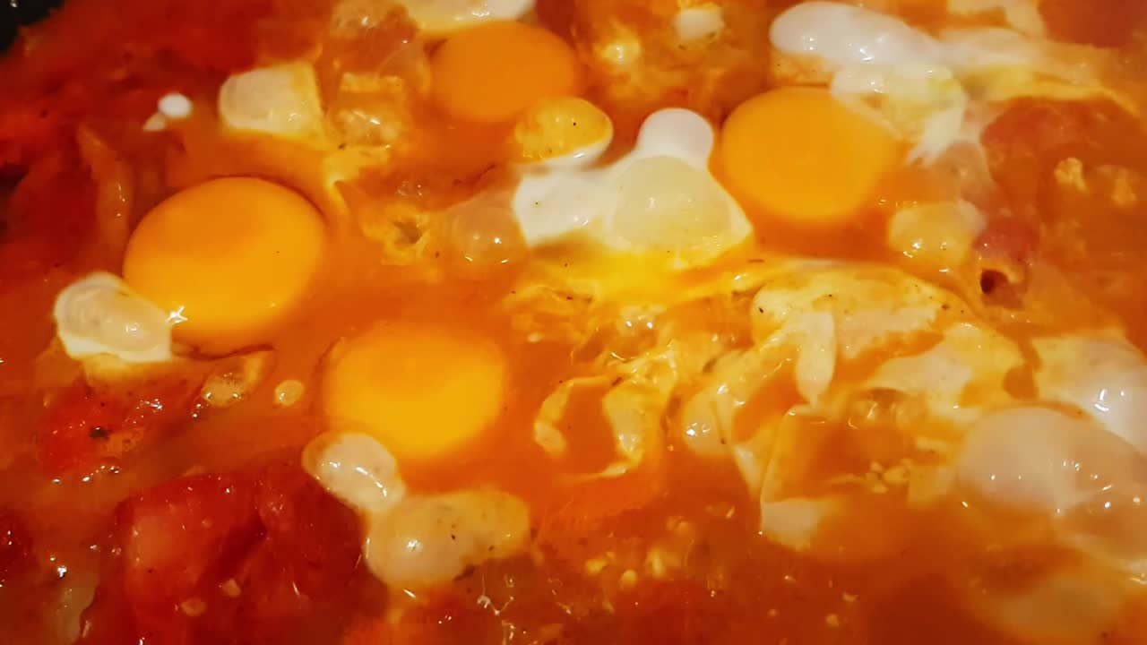 cocinando un plato húngaro tradicional llamado lecs?