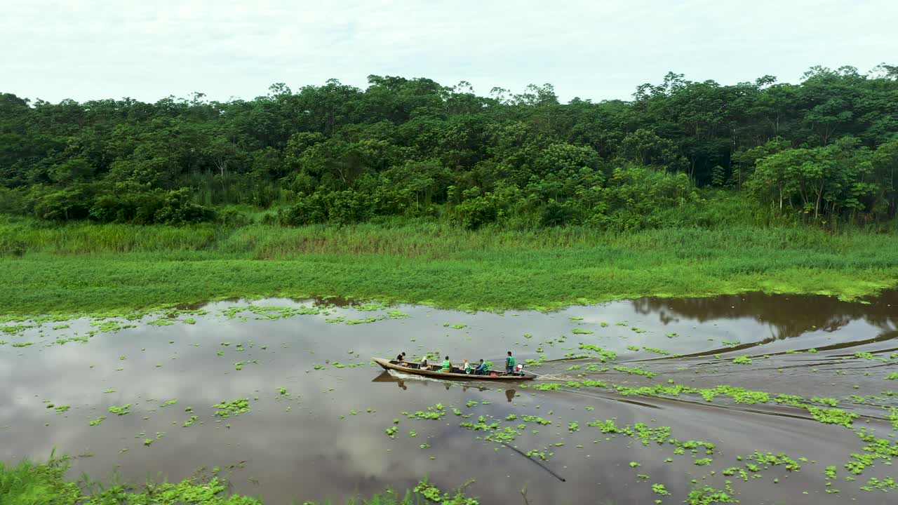 pescador de perú viajando en barco por el río amazonas - antena