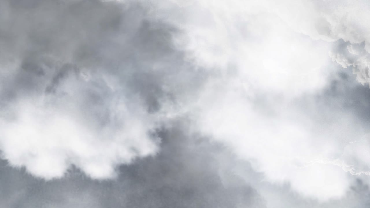 vista entrando en espesas nubes blancas con relámpagos