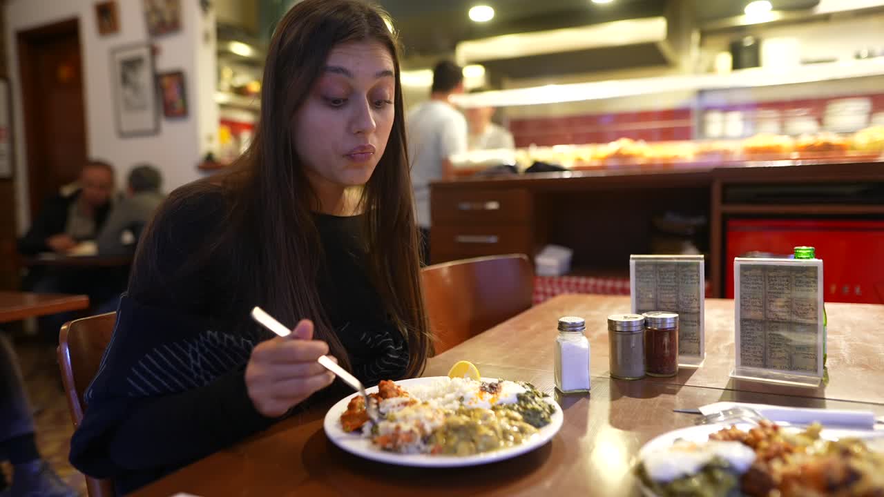 레스토랑 에서 식사를 즐기는 여자