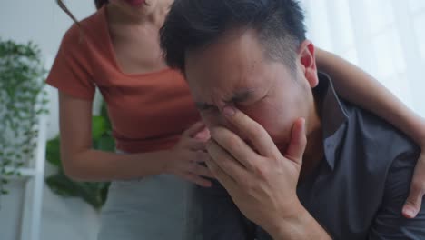 울고 있는 남자 를 위로 하는 여자
