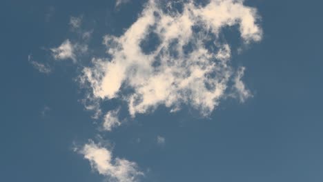 pequeña formación de nubes que se mueven a través del cielo