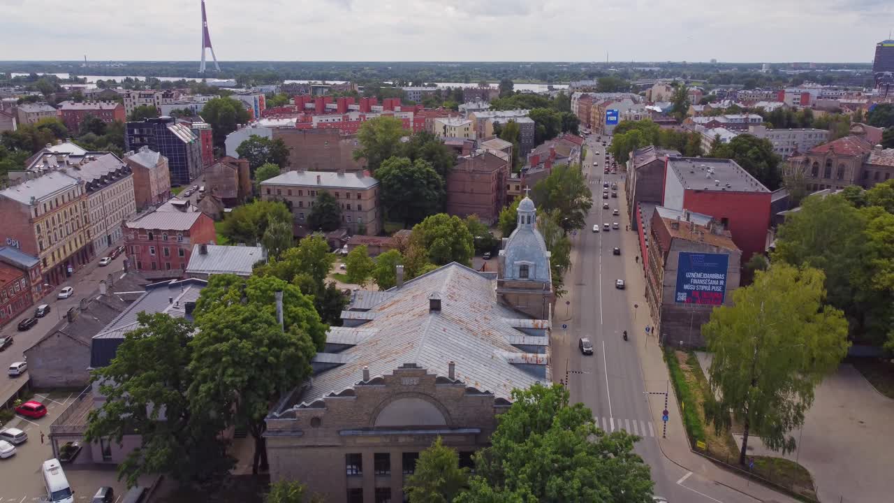 lacplesa flyover 공중, 바쁜 거리에 교회 위, 설립, 리가