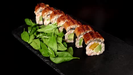 rolo de sushi de anguila con aguacate y cangrejo