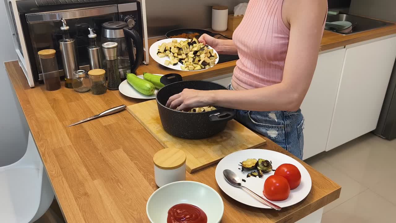 부에서 식사를 준비하는 여자