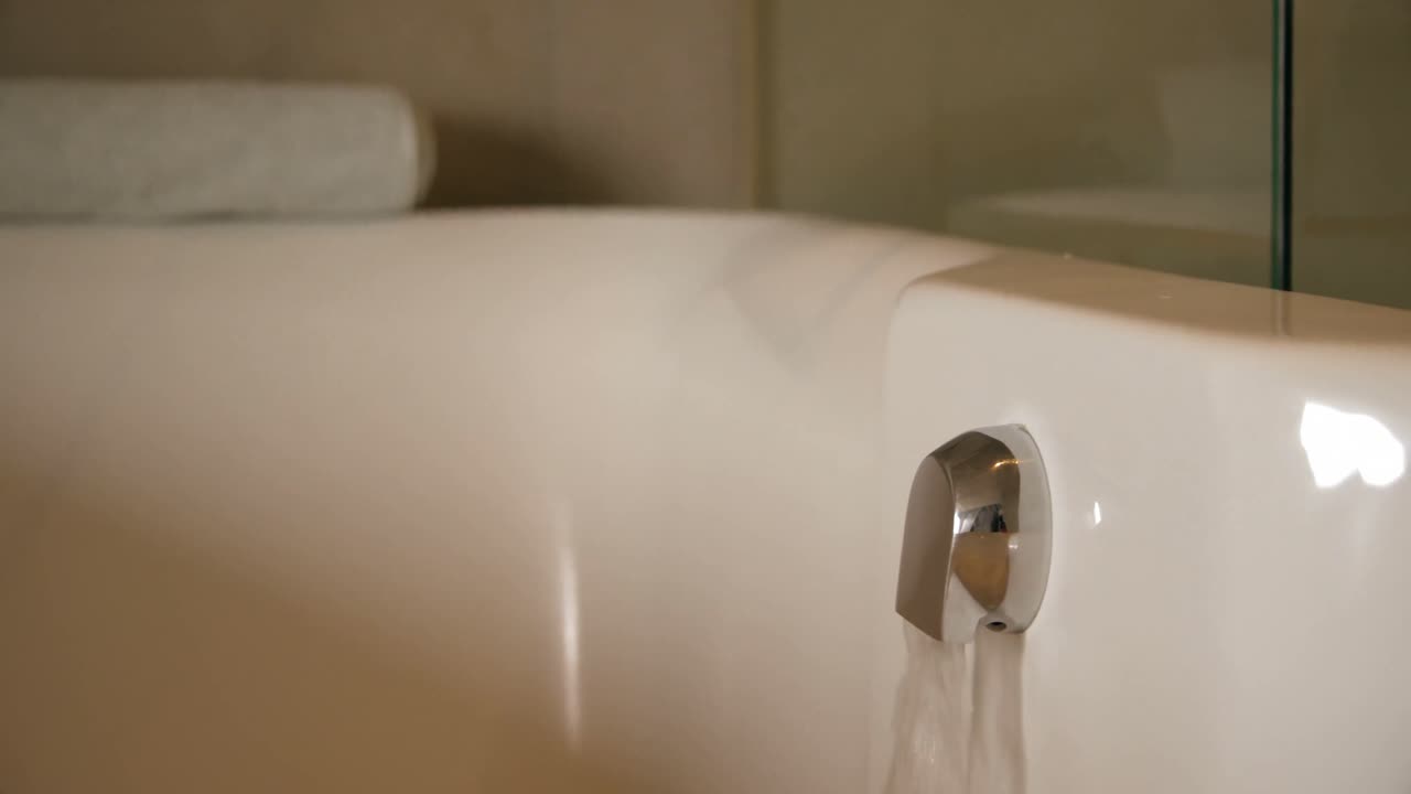 목욕실 4k의 욕조에서 흐르는 물