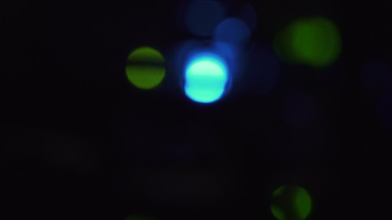 servidores de datos verdes y azules pulsantes que procesan información global, desenfocados, borrosos