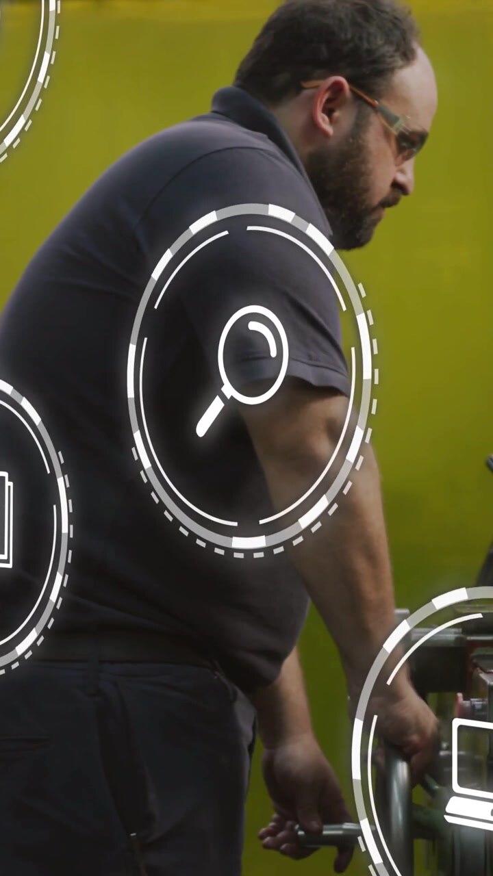 Video vertical: Maquinista girando una rueda tras revisar el área, iconos animados marcando la configuración de controles.
