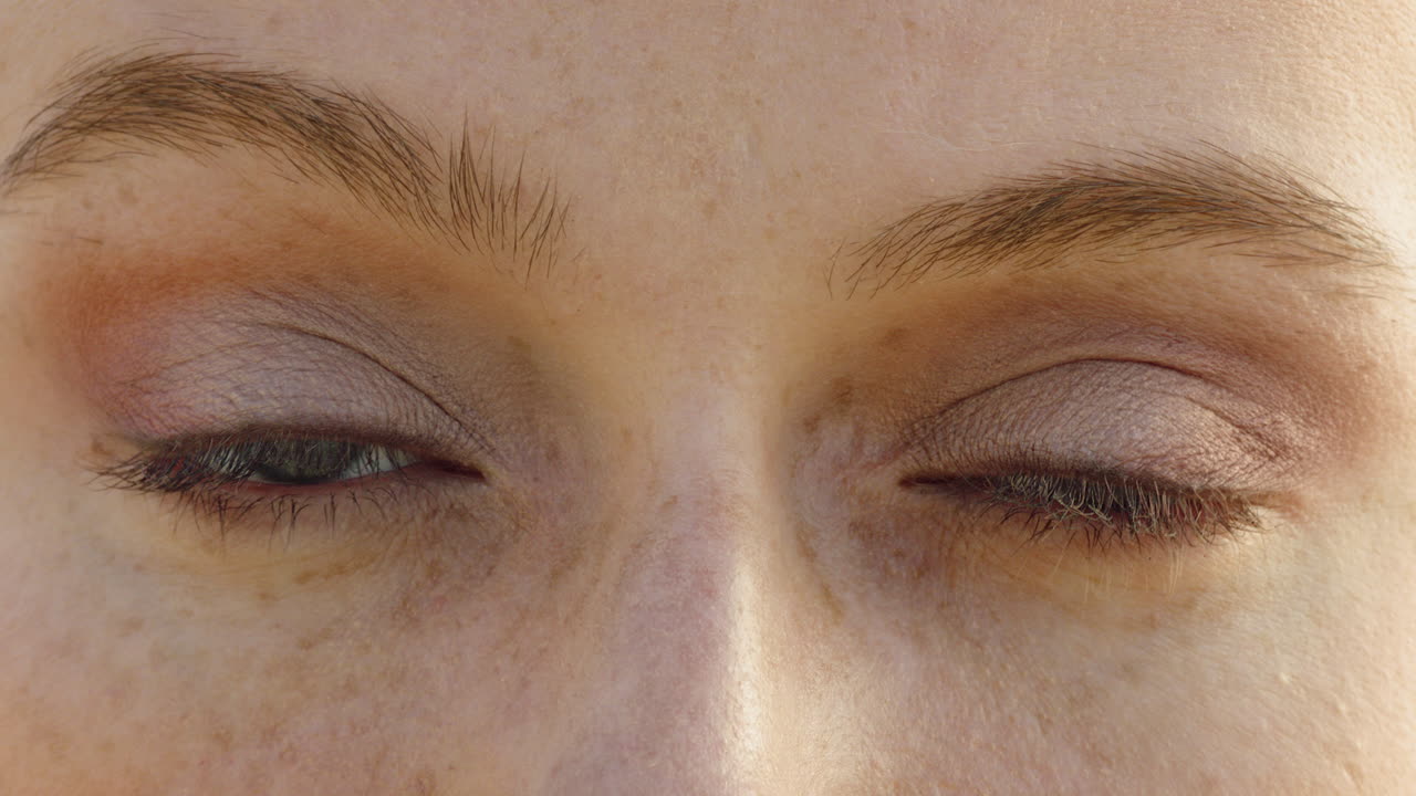 아름다운 눈을 닫고 건강한 시력 개념을 열고