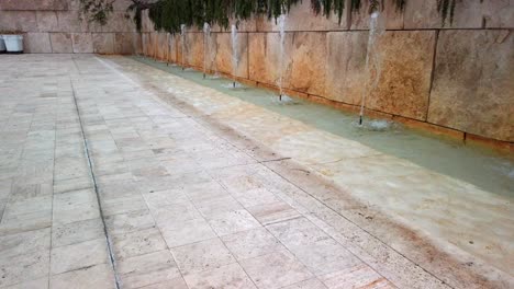 cámara lenta, tiro estático de fuentes de agua que se disparan hacia arriba, en los ángeles, california