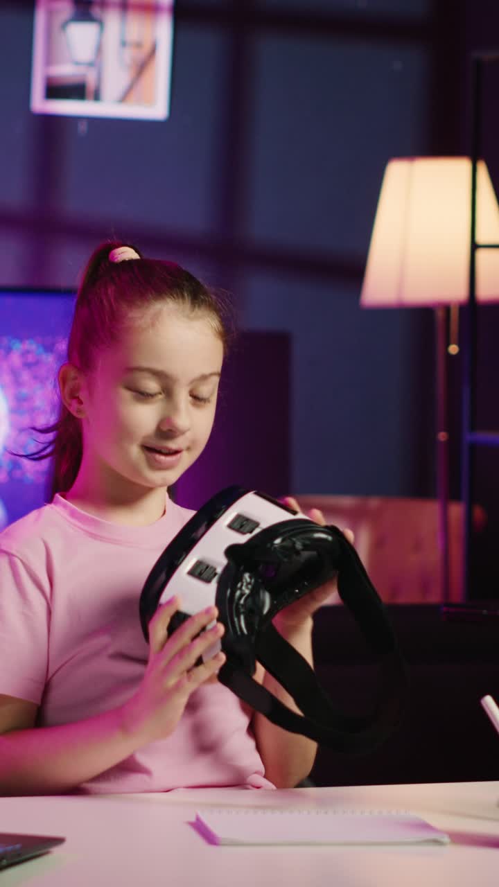 Creatore di contenuti per bambini che realizza video verticali e una recensione tecnologica degli occhiali VR, aprendo la confezione