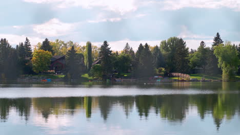 Reflexión-Tranquila-Junto-Al-Lago-En-Un-Día-Templado-De-Verano-En-Canadá