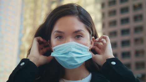 retrato de una chica asiática con una máscara facial. una mujer sana cuida la seguridad al aire libre.