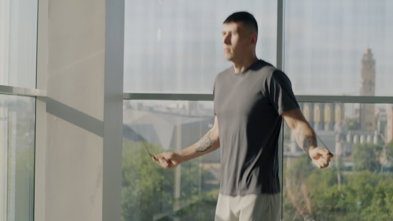 체육관 에서 로프 를 뛰어넘는 남자