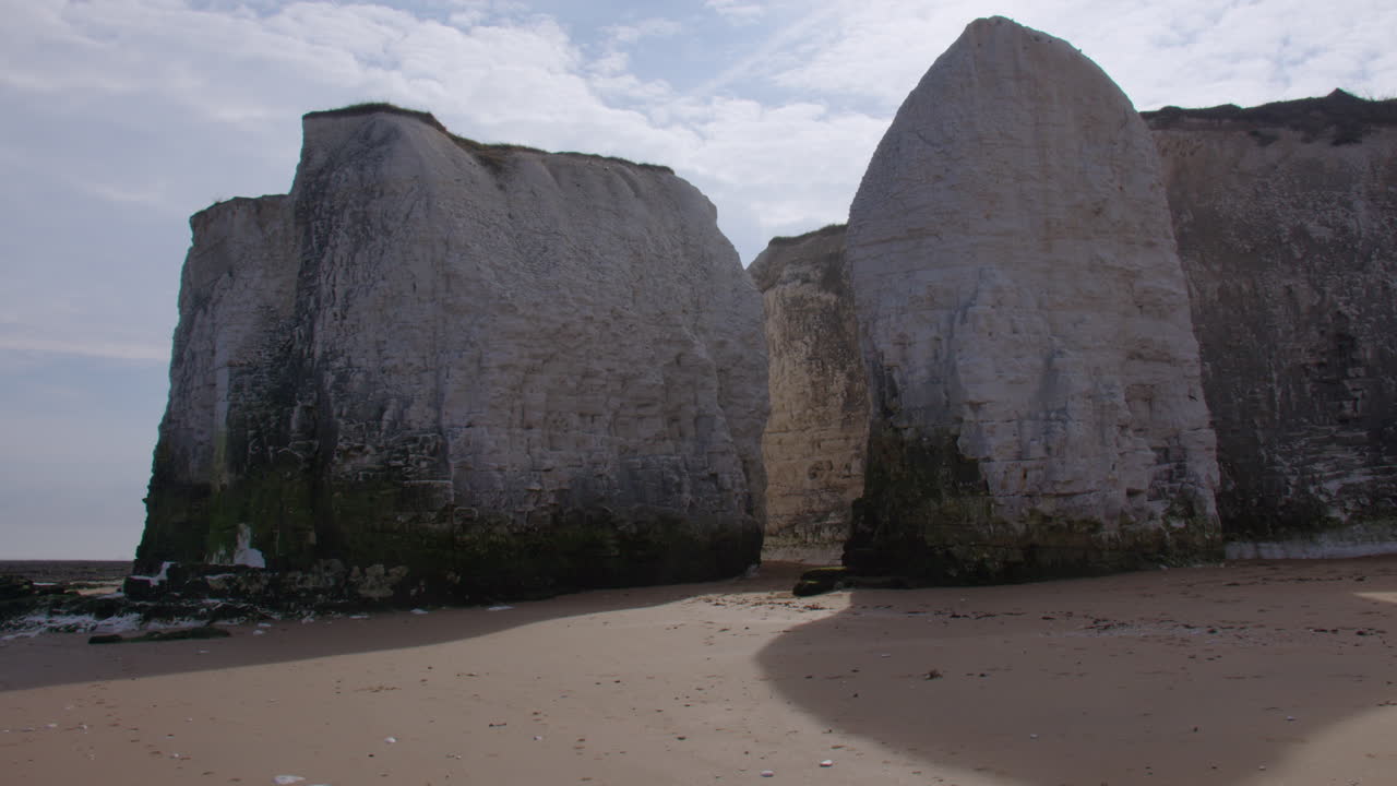 Primo piano dei faraglioni di gesso e delle scogliere sulla spiaggia di Botany Bay con la bassa marea. A Marine Drive, Broadstairs