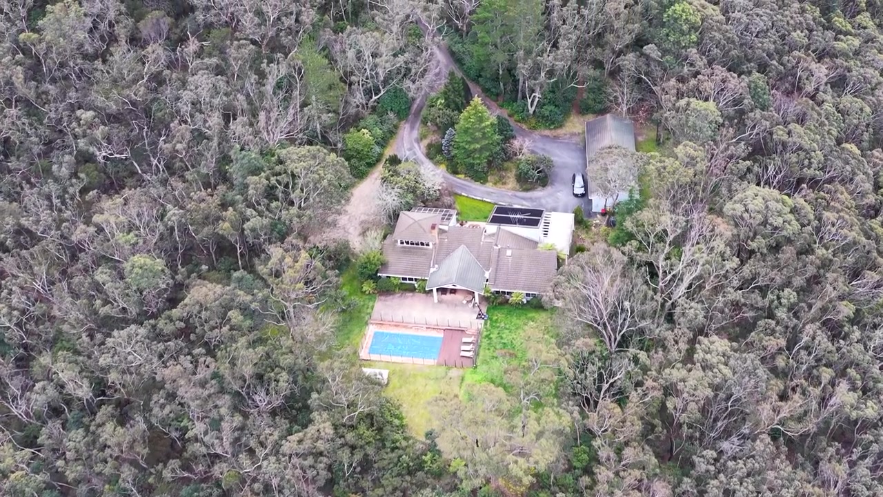 Luftfoto med drone af et afsidesliggende luksushjem og swimmingpool i Wentworth Falls, Australien