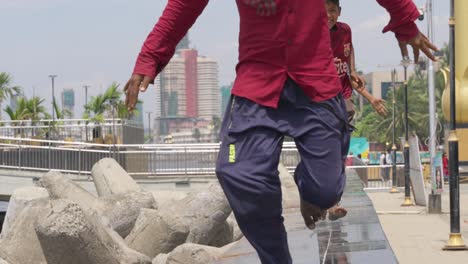 Niños-Corriendo-Hacia-La-Cámara-A-Lo-Largo-De-La-Pared-En-La-Playa-Dadar-Mumbai-India