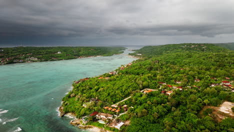 estrecho entre las islas nusa lembongan y nusa ceningan, bali en indonesia