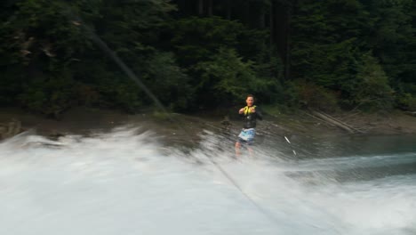 Vorderansicht-Eines-Kaukasischen-Jungen-Mannes,-Der-Tricks-Auf-Dem-Wakeboard-Im-Stadtfluss-Macht,-4k