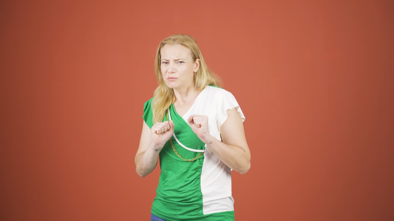 카메라를 보는 여성의 반응에 대한 두려움. 겁쟁이 여성.