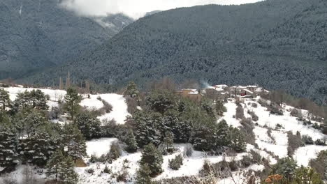 pueblo de montaña nevado