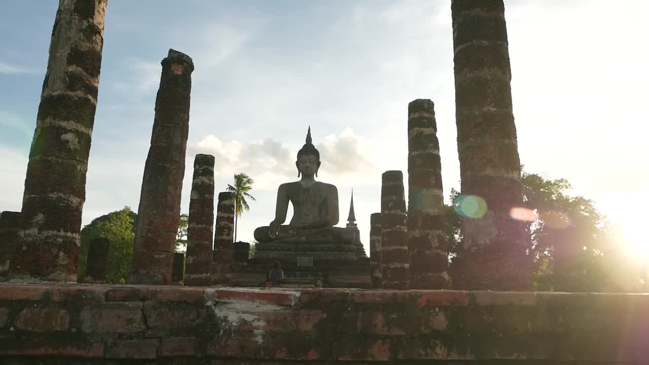 antiguo budismo de sukhothai en el parque histórico de sukhothai provincia de sukhothai, tailandia filmada con panasonic lumix gh5, panasonic 12-35 f2