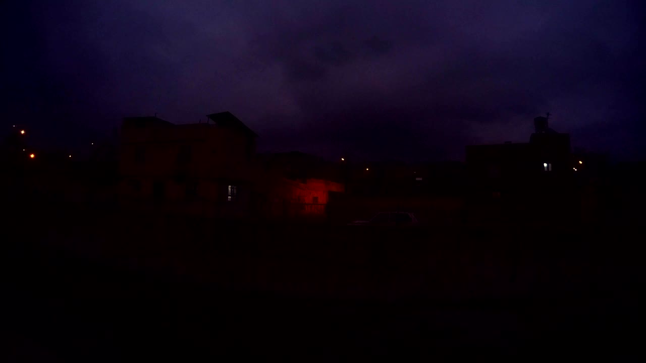 산리우르파의 가난한 지역 아래의 운하 밤의 등불빛