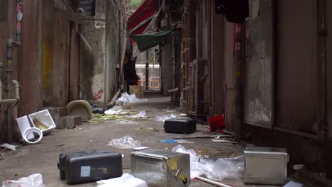 bajando por un callejón sucio en hong kong