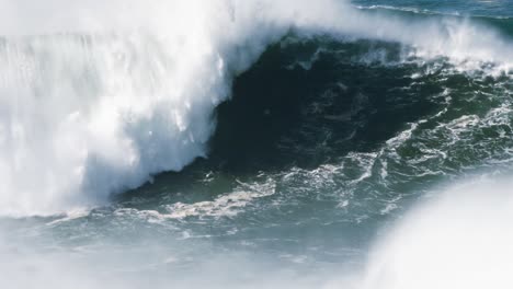 Zeitlupe-Eines-Zweiwellenbruchs-In-Nazaré,-Portugal