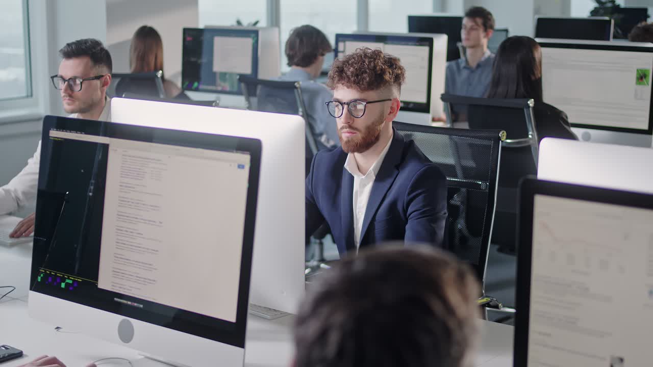 다문화적인 바쁜 직원들과 함께 현대적인 기업 사무실 오픈 스페이스 직원 그룹은 작업실 인테리어에서 책상에 앉아있는 pc 컴퓨터를 사용합니다.