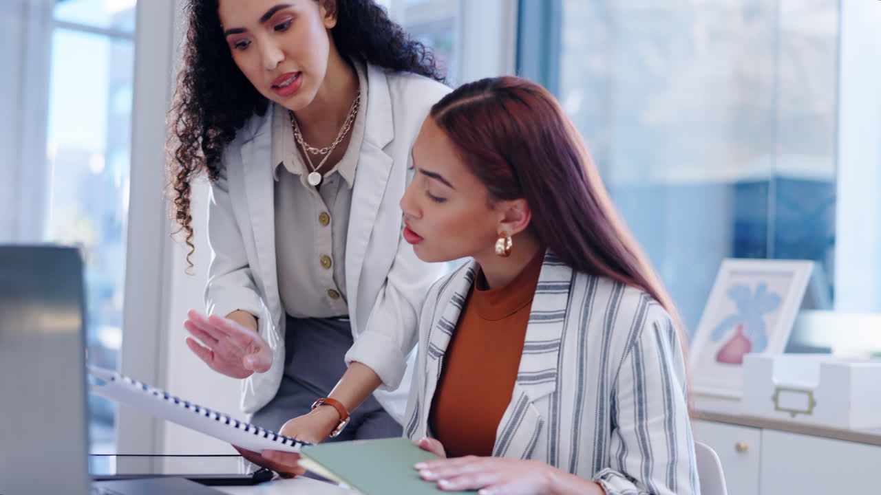 coworking, trabajo en equipo y mujeres con documentos