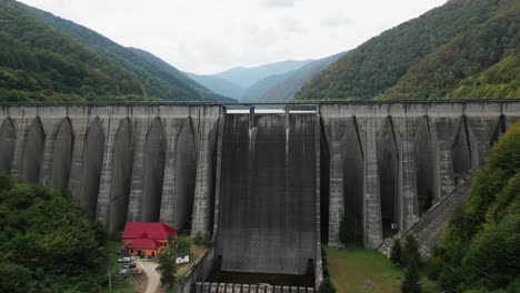 drone vuela a través de una presa muy grande, mar o embalse en un hermoso valle entre un gran bosque, cárpatos, rumania, europa, drone, verano
