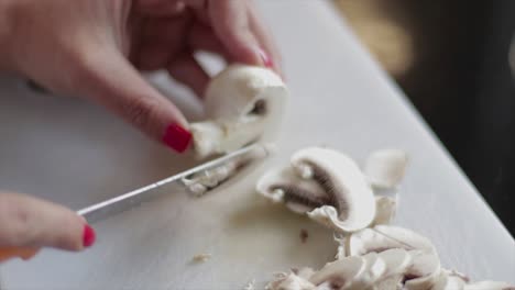 picar champiñones en una tabla de cortar de cerca