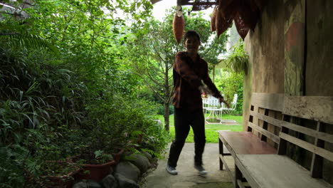 hombre haciendo baile de estilo libre fuera de la cafetería en vietnam