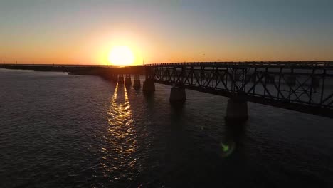 Antenne:-Rückzug-Von-Einer-Alten-Kaputten-Brücke-Bei-Sonnenuntergang