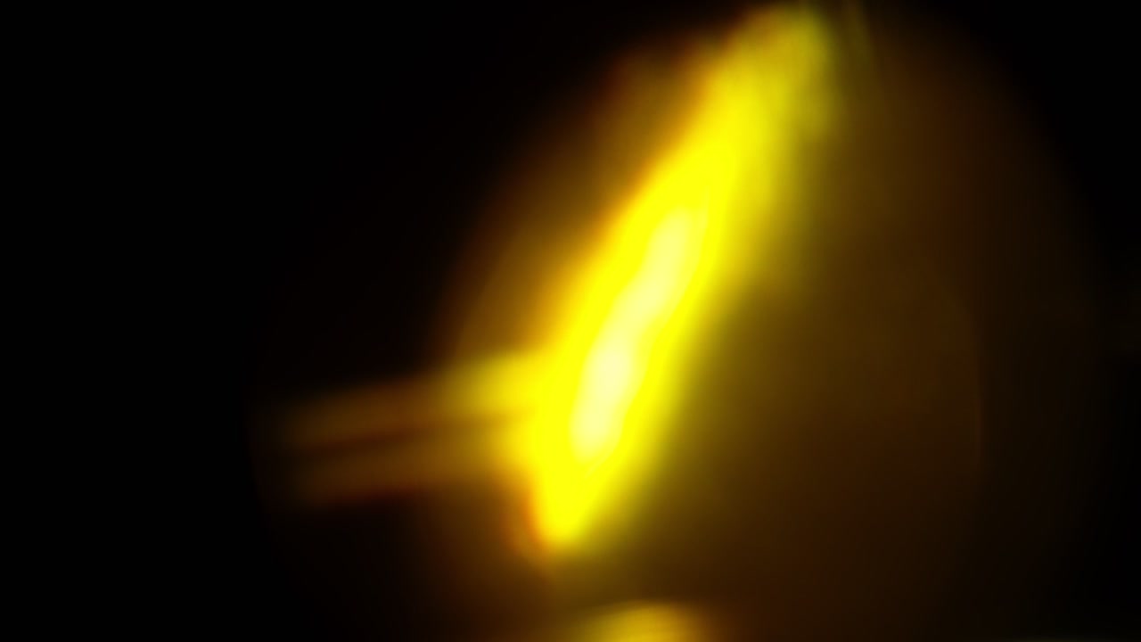 Filmato 4K con fughe di luce per diversi eventi e progetti. Bagliore dell'obiettivo, transizione flash, sovrapposizioni bokeh