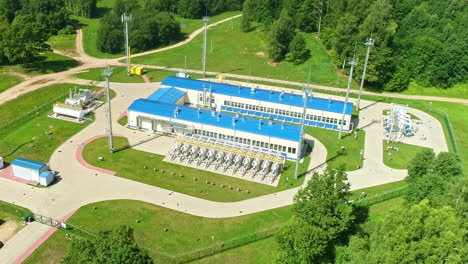 Estación-De-Bombeo-De-Gas-Natural-Rodeada-De-Un-Entorno-Natural-Verde-En-Letonia,-Toma-Orbital-Aérea