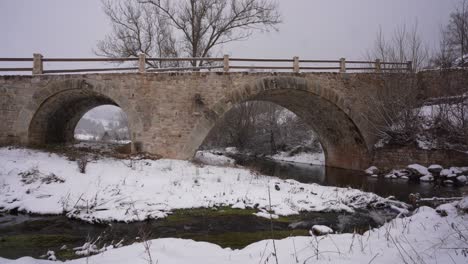 Arquitectura-Bizantina-Viejo-Puente-Sobre-El-Río-En-Un-Fundamento-De-Invierno-Con-Nieve-Blanca-En-Albania