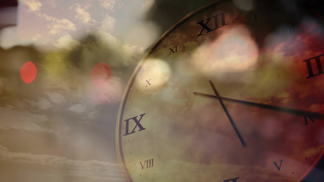Lancette dell'orologio analogico che si muovono in senso orario durante la riproduzione, bokeh che si sposta, mostrando la progressione del tempo.