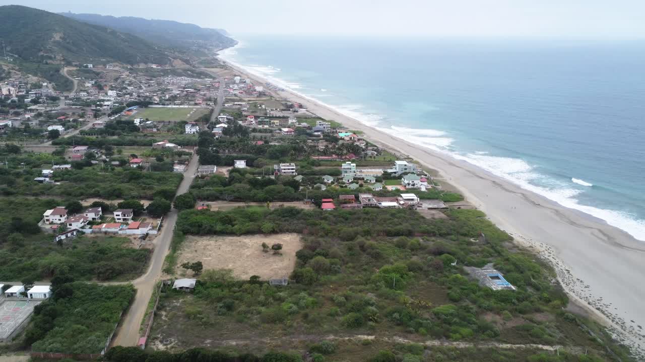 la playa de san lorenzo y el pueblo aéreo en manabi, ecuador, costa del pacífico
