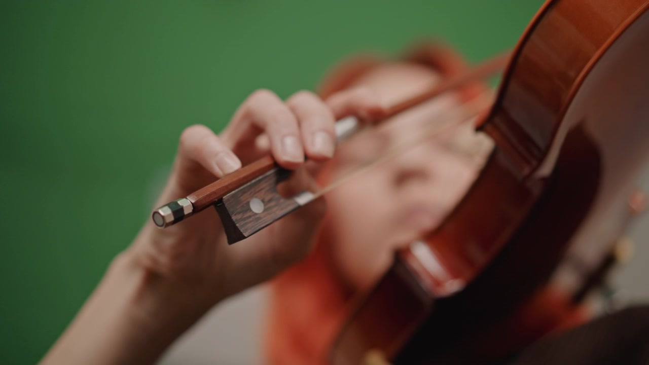Hareket efektleri ve etkileyici çalma ile keman yakalayan profesyonel stüdyo. Yeşil ekran görselleri ve dinamik hareket efektleri içeren keman performansını kaydeden gelişmiş film stüdyosu kurulumu.