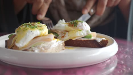 deliciosos huevos benedicto con tostadas de aguacate