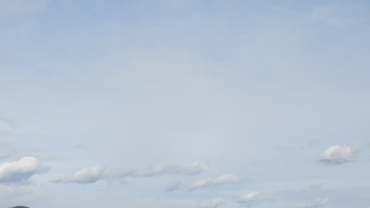 빠른 구름 형성으로 봄 시즌에 구름 시간 경과