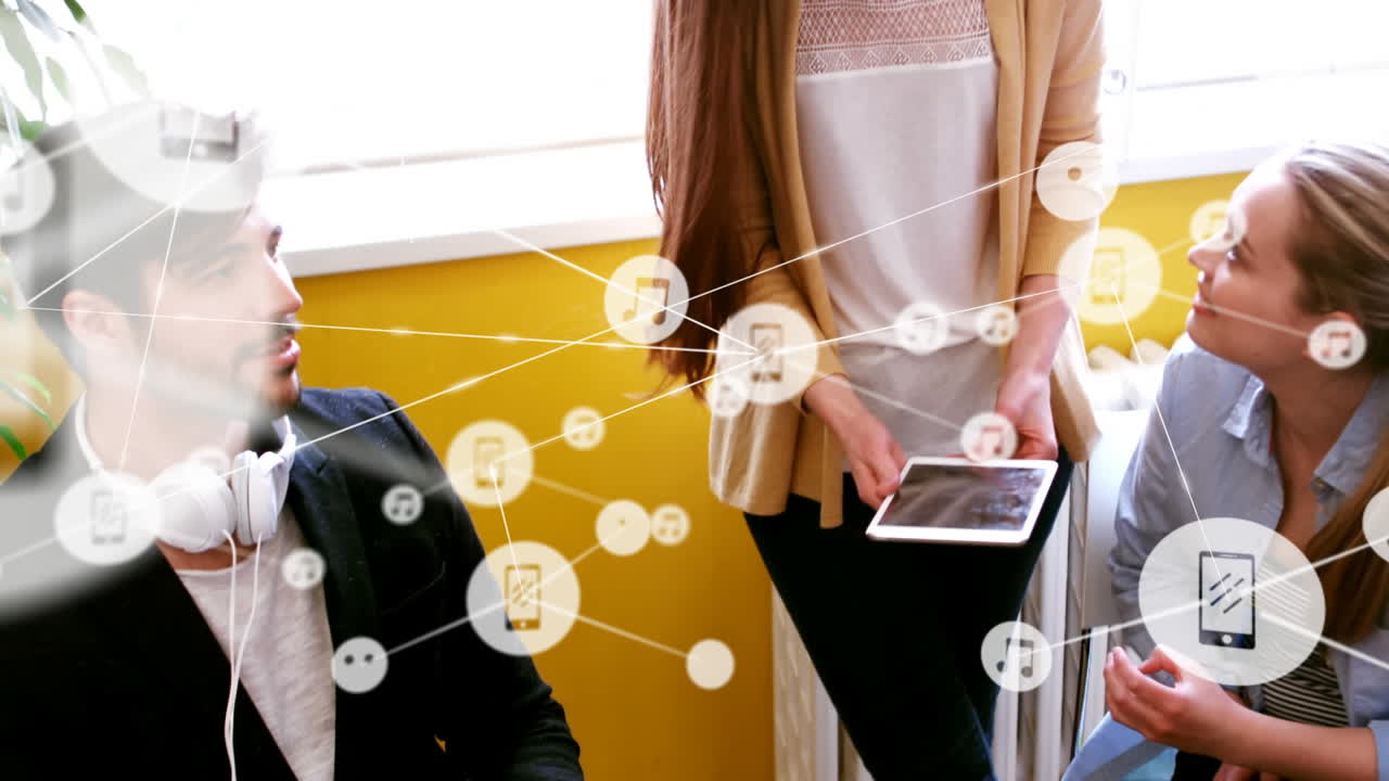 사무실에서 태블릿을 통해 토론하는 다양한 동료들에 대한 디지털 아이콘 네트워크의 애니메이션