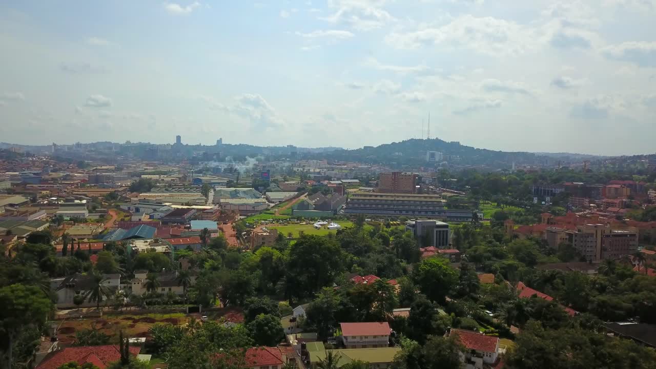 vista aérea panorámica del barrio suburbano de bugoloobi en kampala, uganda