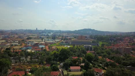 Panorama-Luftaufnahme-Des-Vorstadtviertels-Bugoloobi-In-Kampala,-Uganda