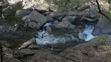 Fluyendo-Río-Abajo-De-Cascadas-De-Cristal-Cerca-De-Cairns,-En-El-Extremo-Norte-De-Queensland,-Australia