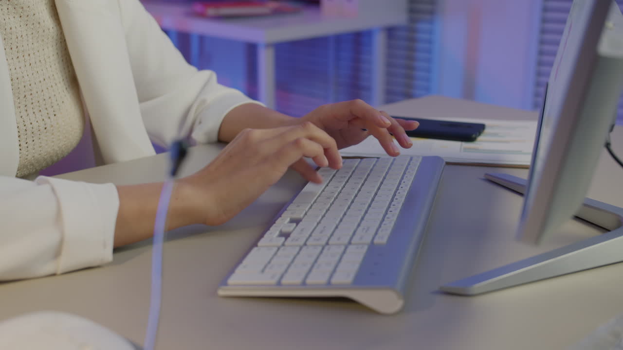 mujer escribiendo en un teclado en una oficina