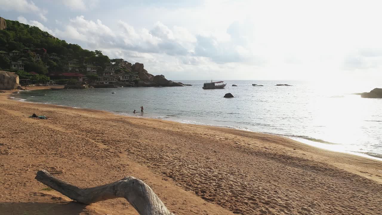 Bela praia tropical com barco ao longe